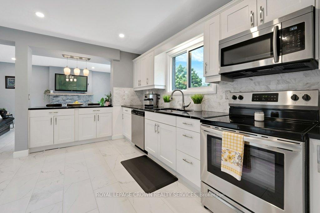 Photo 12 of 14 Pathfinder Crescent, Kitchener — HOMEH
