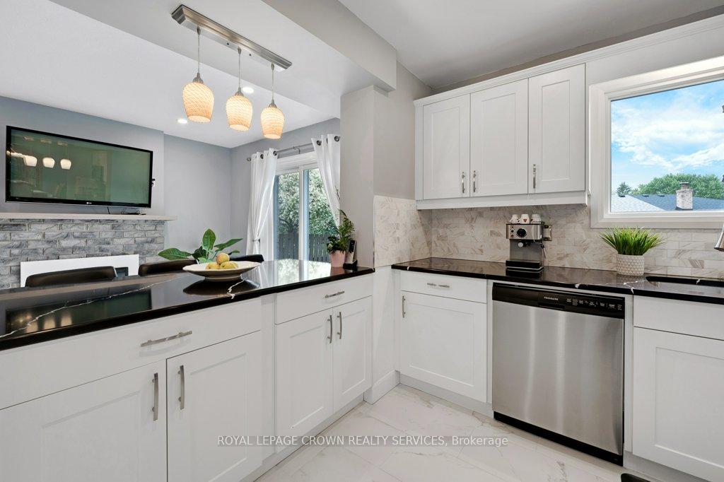 Photo 16 of 14 Pathfinder Crescent, Kitchener — HOMEH