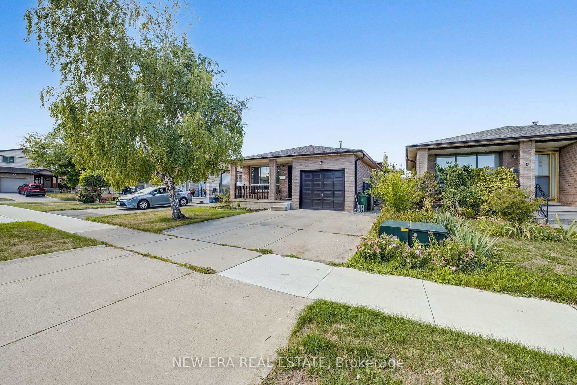 Photo 2 of 3 Envoy Boulevard, Hamilton, Stoney Creek — HOMEH