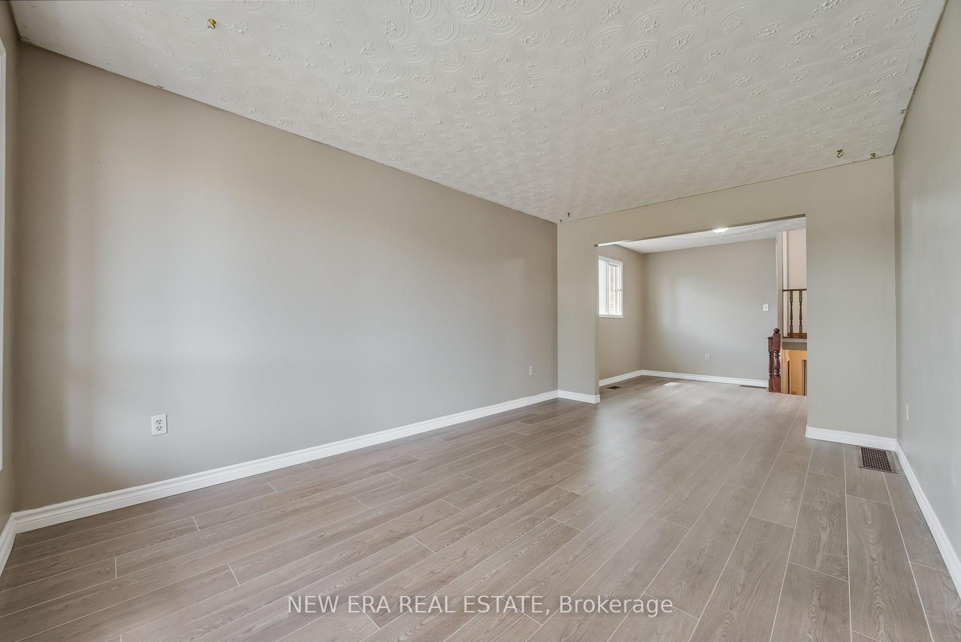 Photo 3 of 3 Envoy Boulevard, Hamilton, Stoney Creek — HOMEH