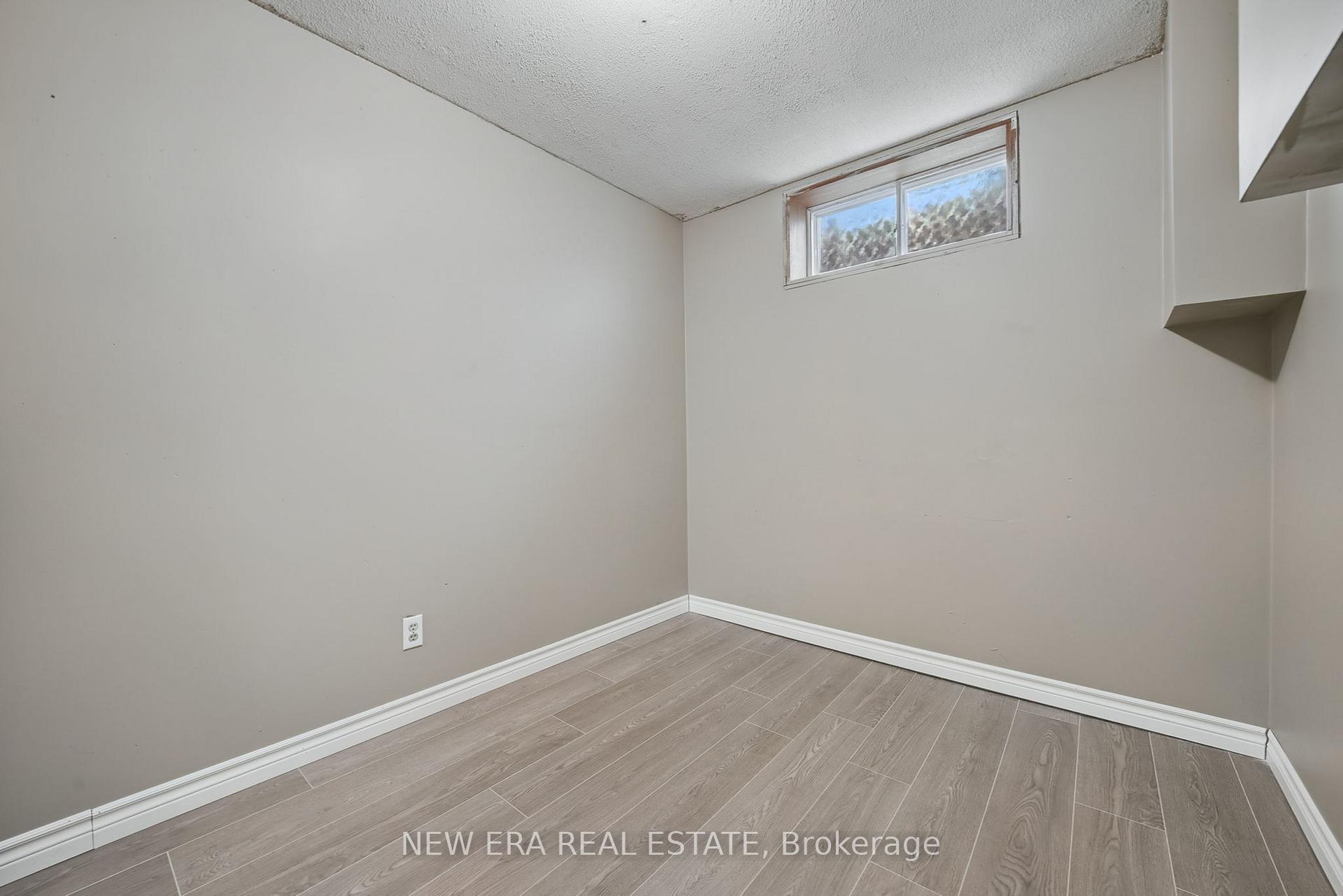Photo 8 of 3 Envoy Boulevard, Hamilton, Stoney Creek — HOMEH