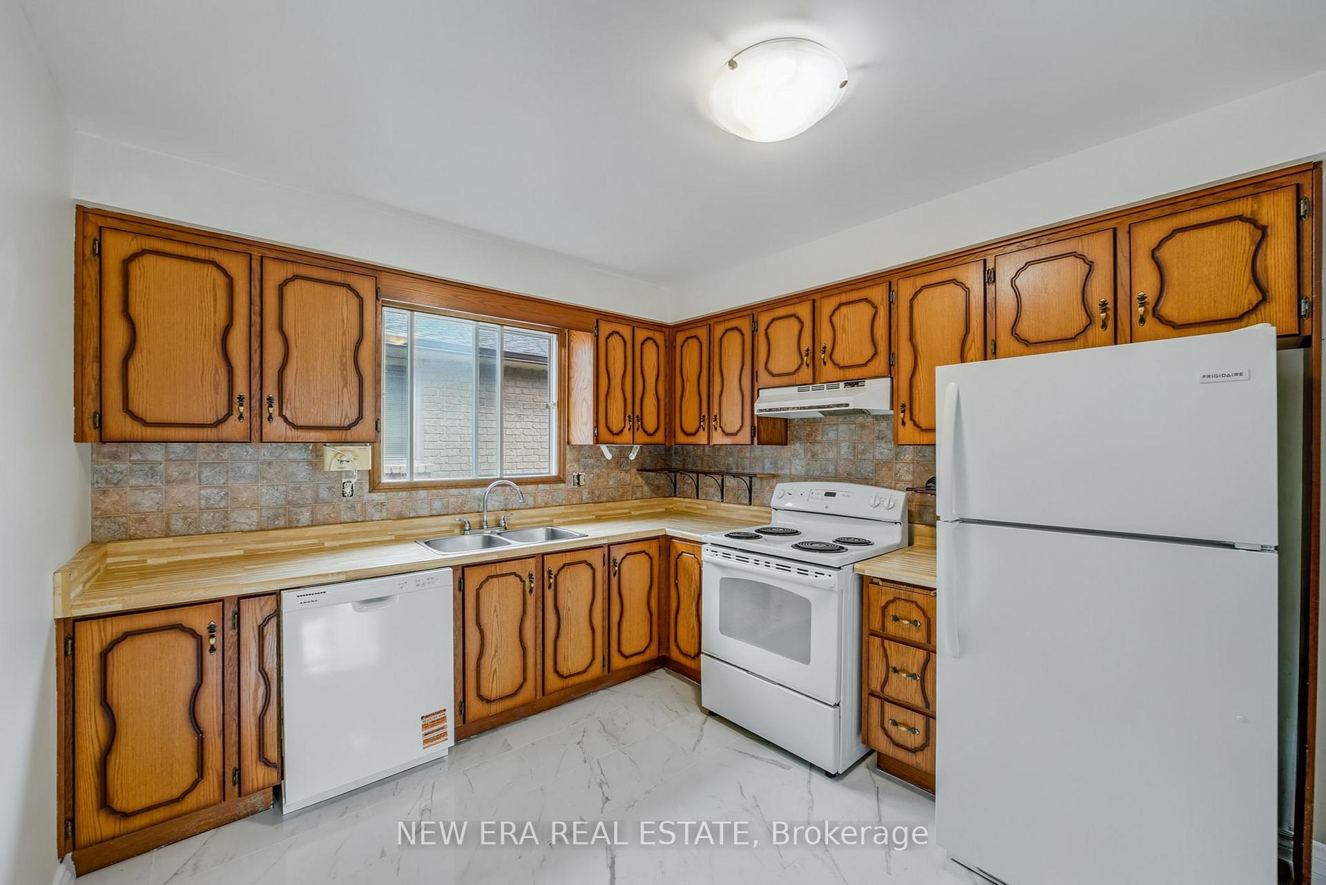 Photo 11 of 3 Envoy Boulevard, Hamilton, Stoney Creek — HOMEH