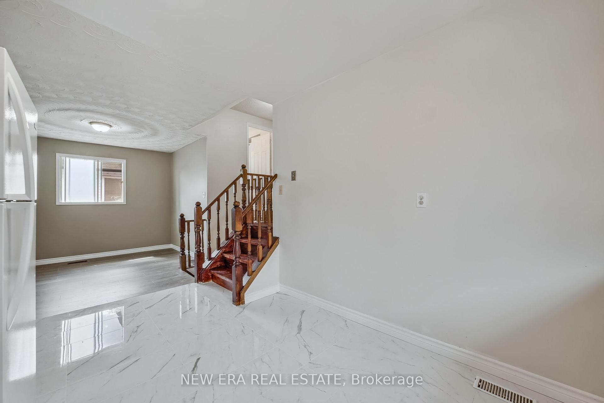 Photo 16 of 3 Envoy Boulevard, Hamilton, Stoney Creek — HOMEH