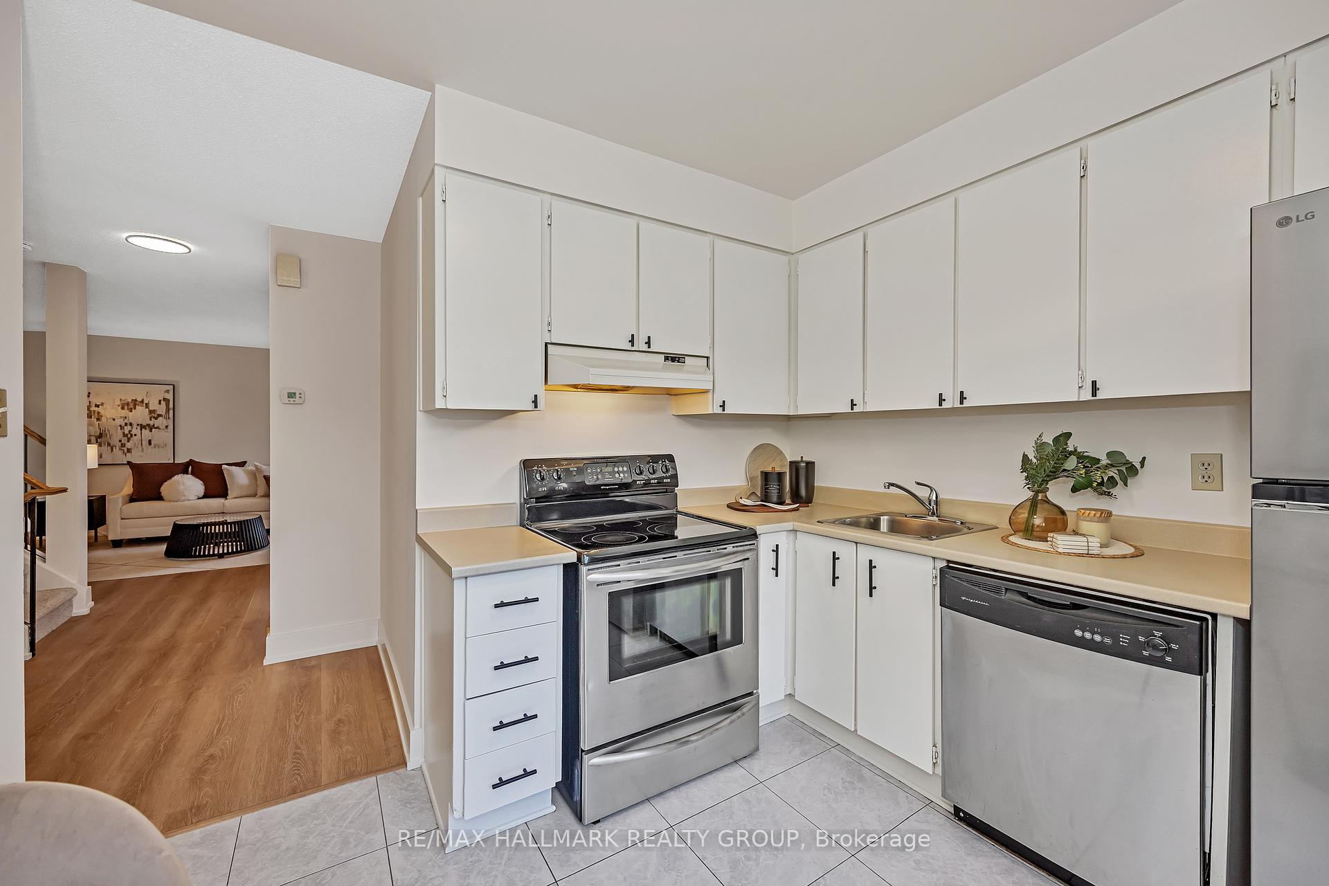 Photo 15 of 698 Malibu Terrace, Ottawa, Courtland Park — HOMEH