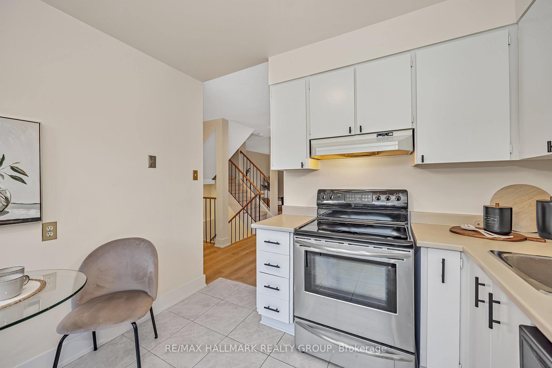 Photo 16 of 698 Malibu Terrace, Ottawa, Courtland Park — HOMEH