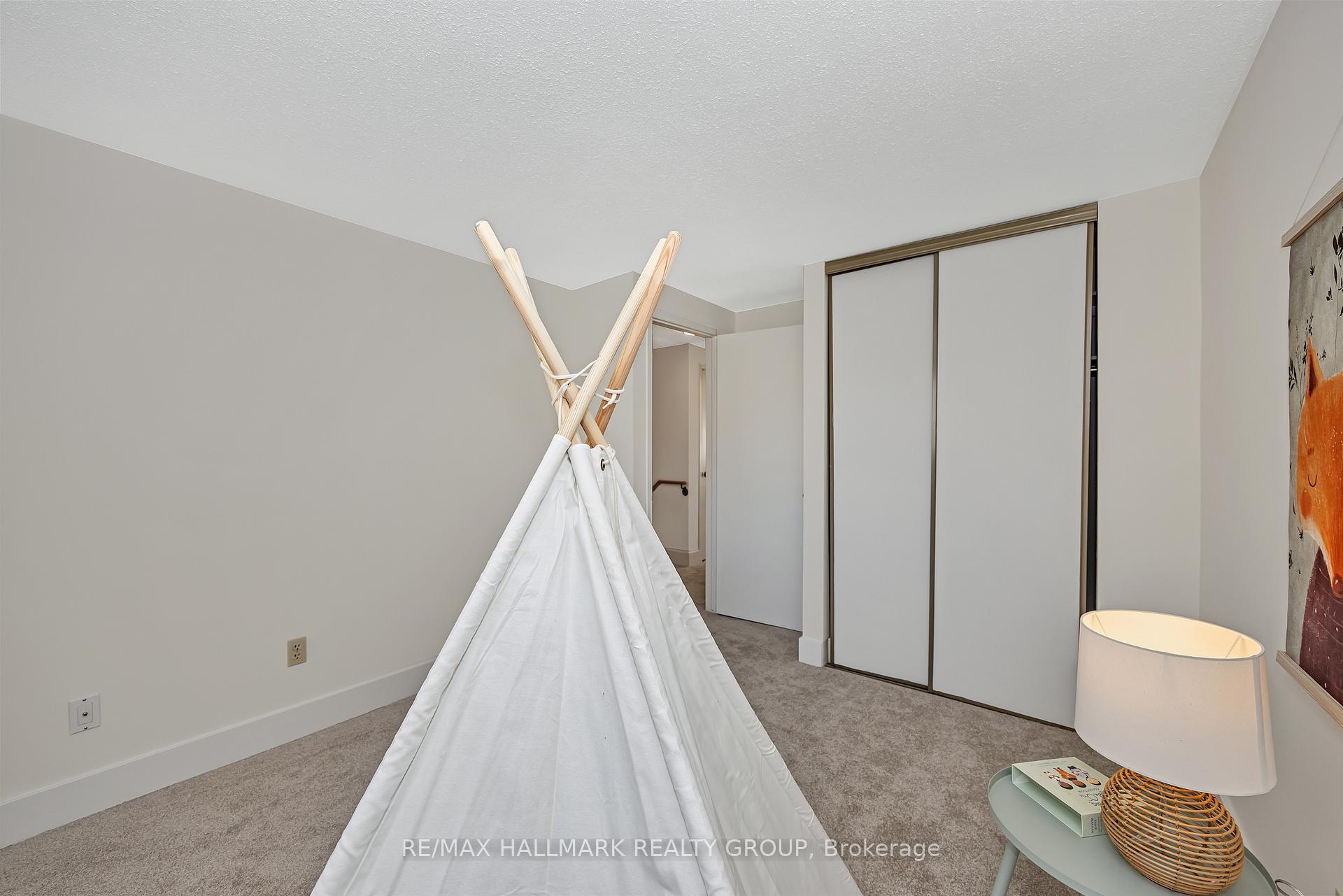 Photo 27 of 698 Malibu Terrace, Ottawa, Courtland Park — HOMEH