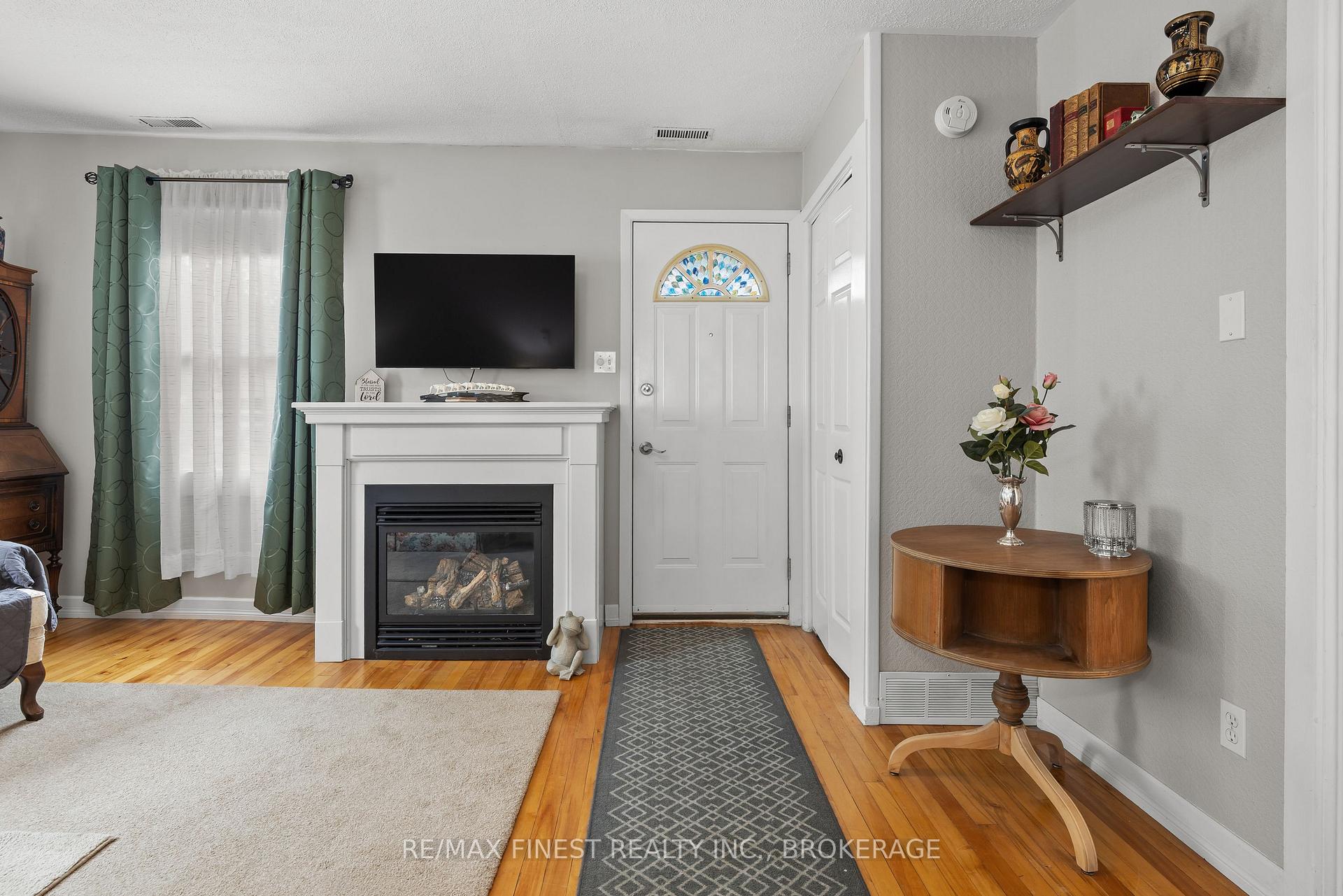 Photo 4 of 457 Nelson Street, Kingston, East of Sir John A. Blvd — HOMEH