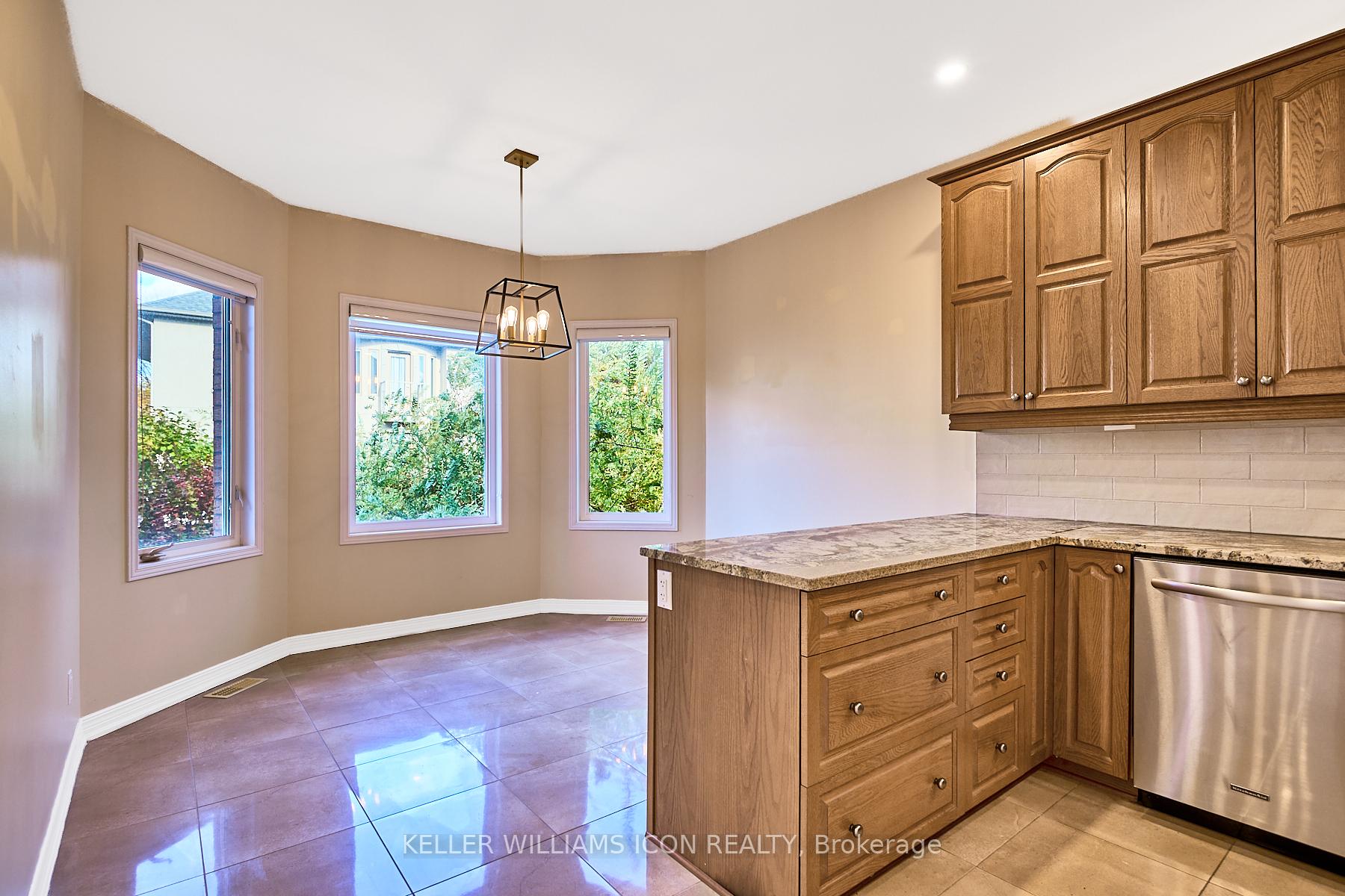 Photo 15 of 249 Madhu Crescent, Ottawa, Mooneys Bay — HOMEH