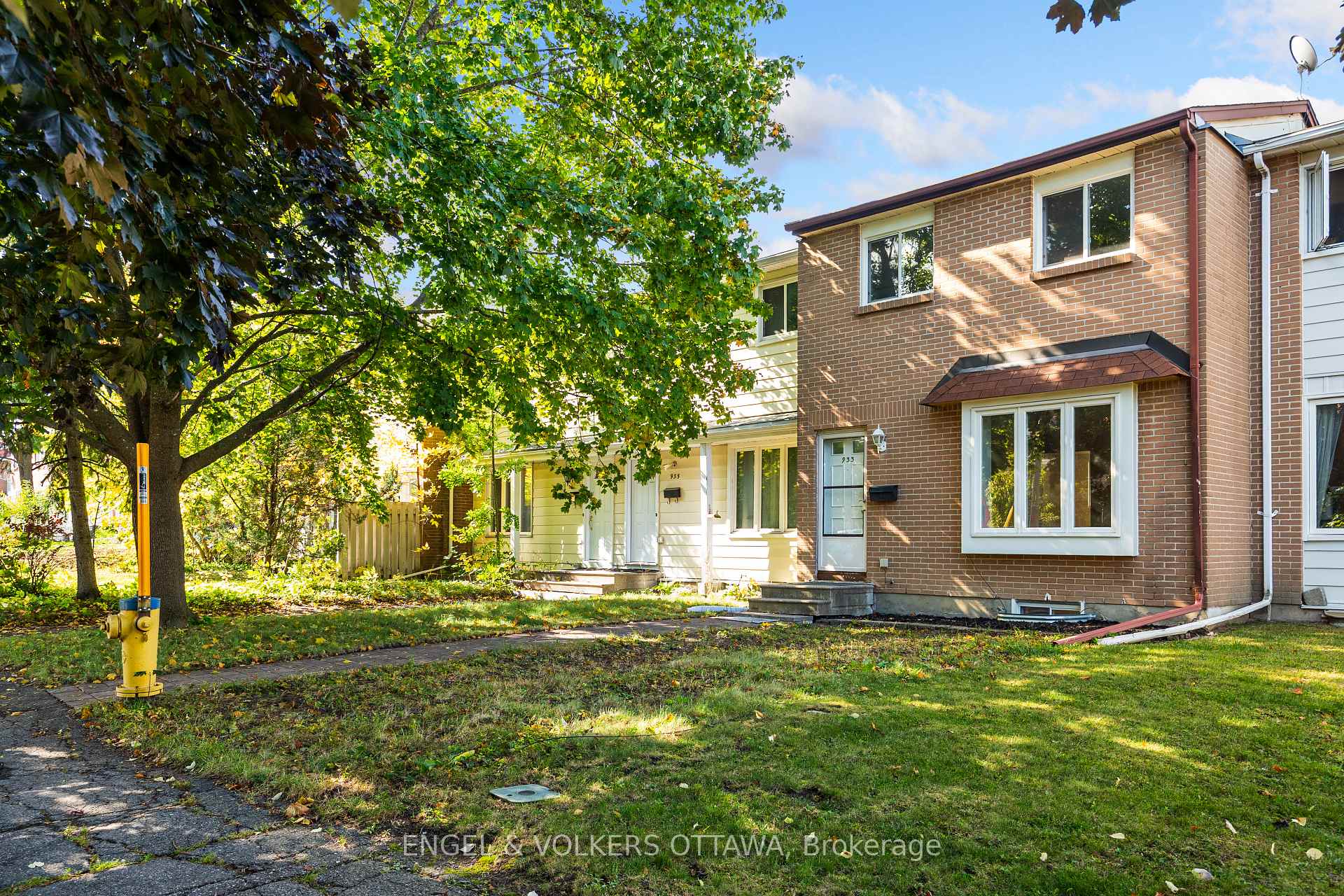 Front of 933 Greenbriar Avenue