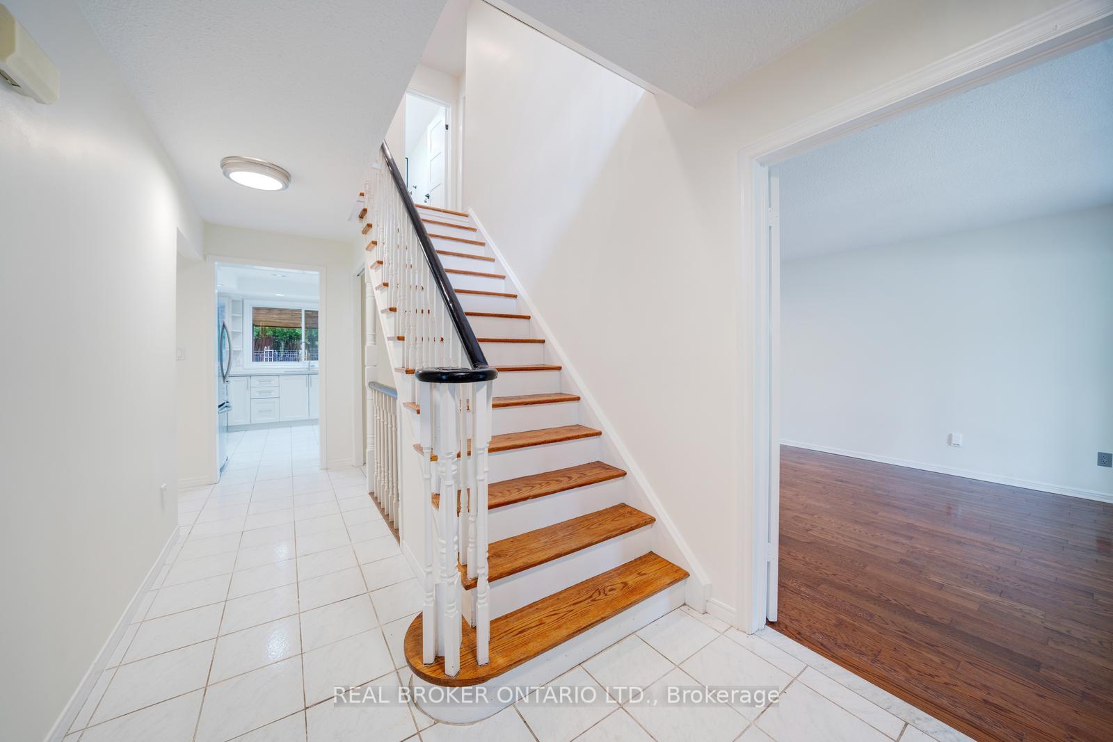 Photo 4 of 75 Oak Lea Circle, Markham, Markham Village — HOMEH