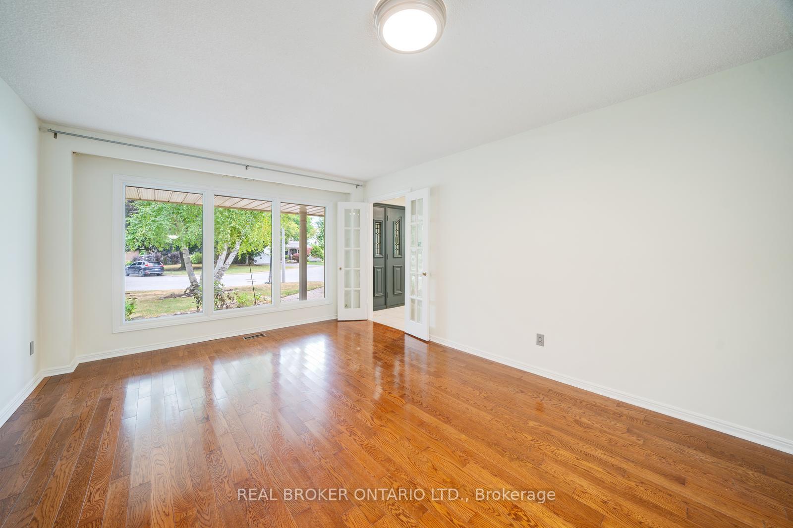Photo 6 of 75 Oak Lea Circle, Markham, Markham Village — HOMEH