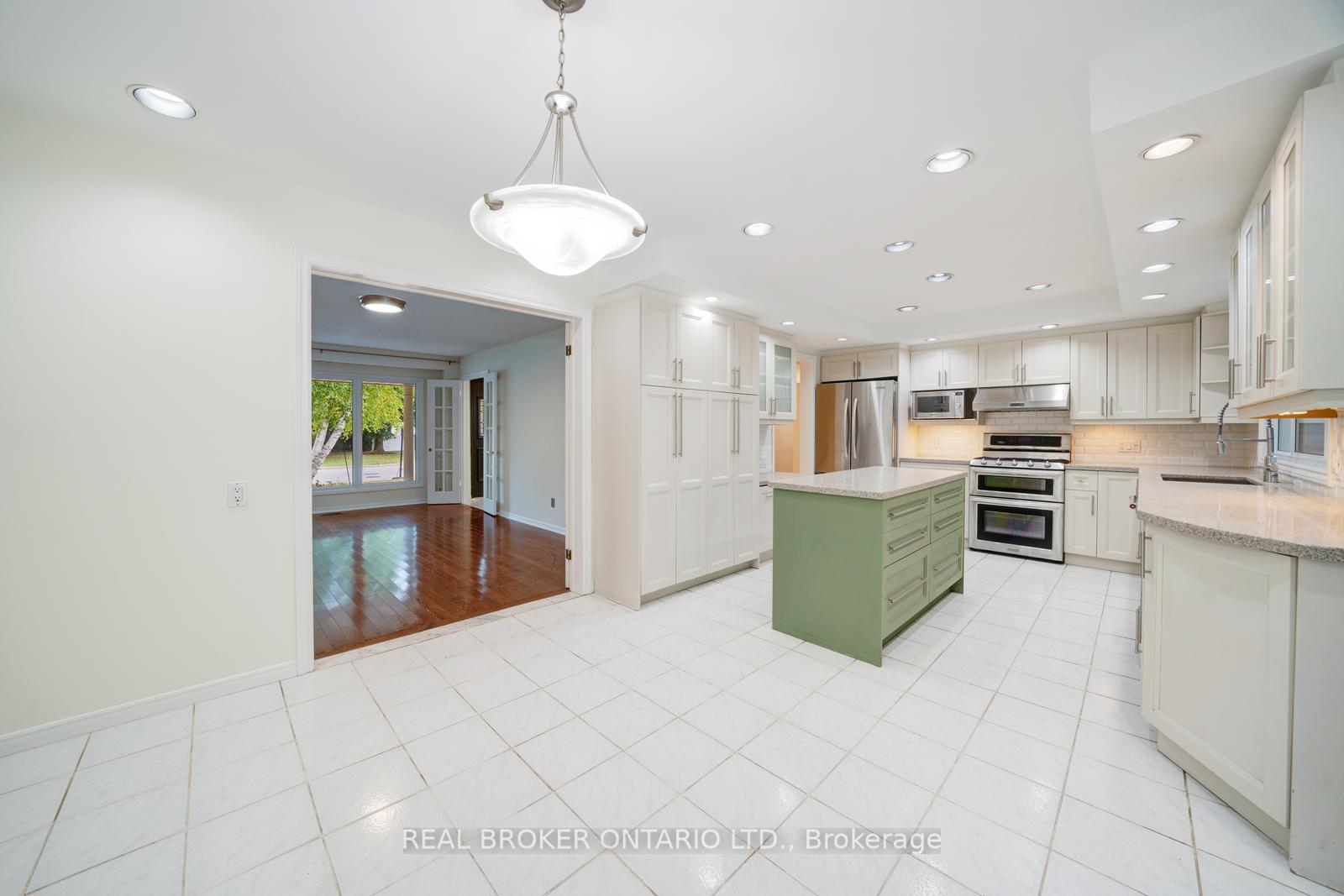 Photo 9 of 75 Oak Lea Circle, Markham, Markham Village — HOMEH