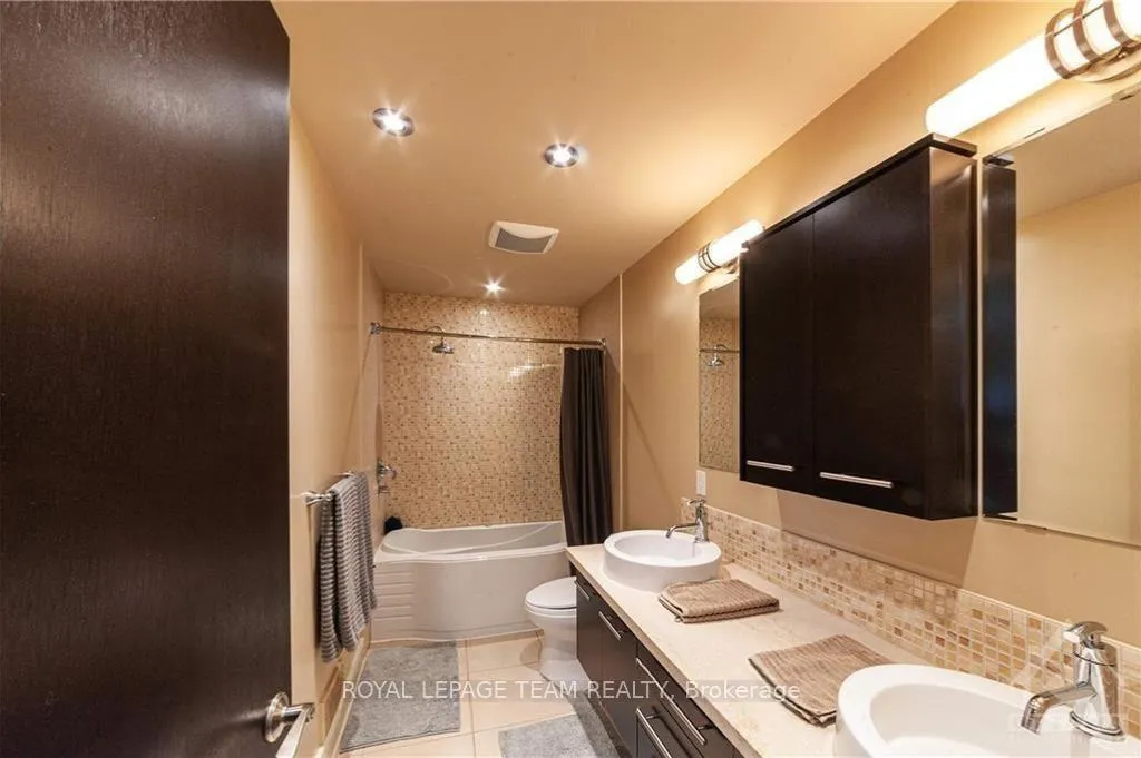 Photo 16 of 423 Rahul Crescent, Ottawa, Mooneys Bay — HOMEH