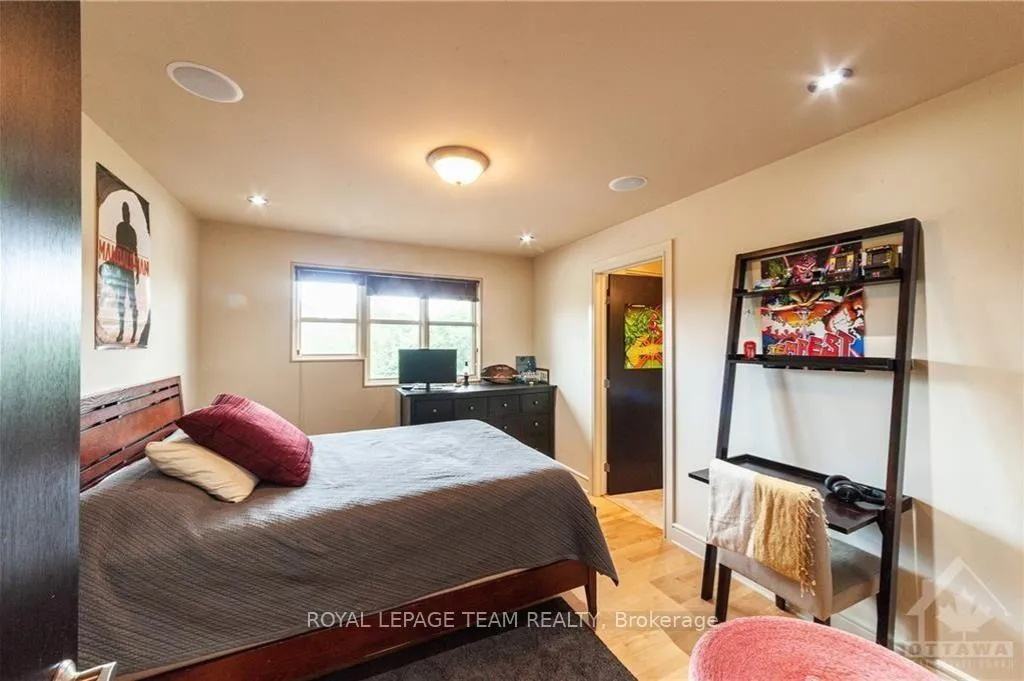 Photo 18 of 423 Rahul Crescent, Ottawa, Mooneys Bay — HOMEH