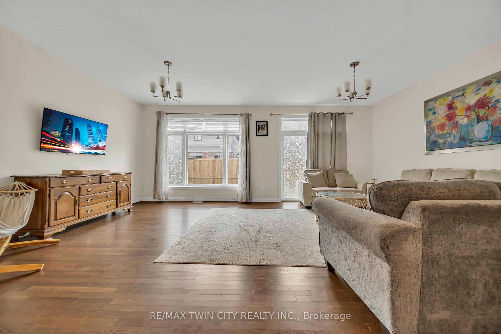 Photo 5 of 190 Eden Oak Trail, Kitchener — HOMEH