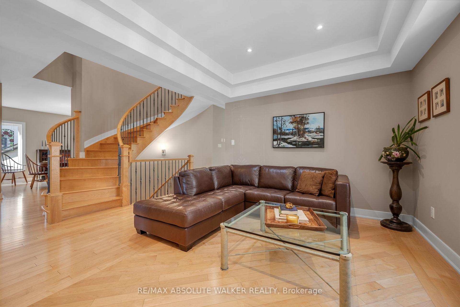Photo 5 of 241 Madhu Crescent, Ottawa, Mooneys Bay — HOMEH