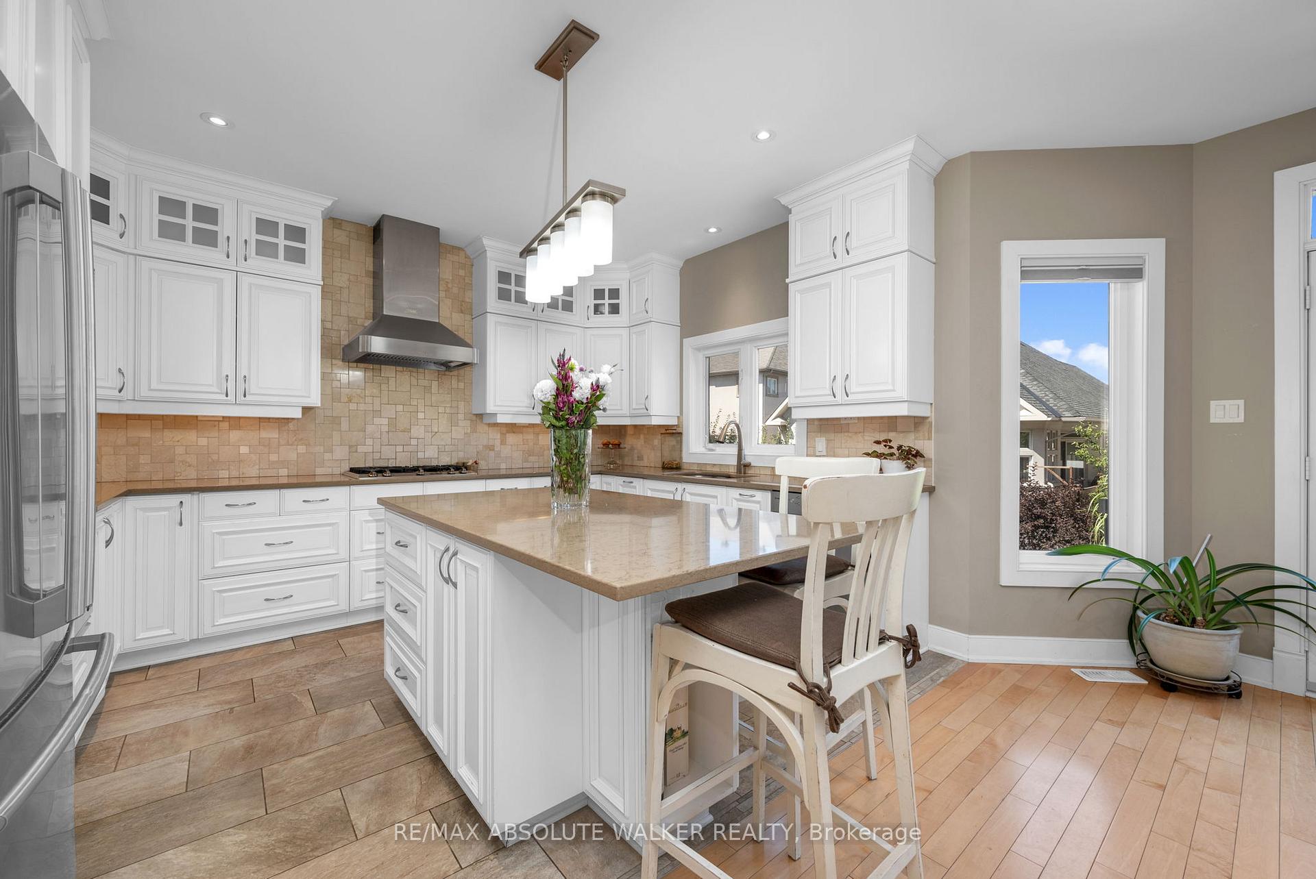 Photo 10 of 241 Madhu Crescent, Ottawa, Mooneys Bay — HOMEH