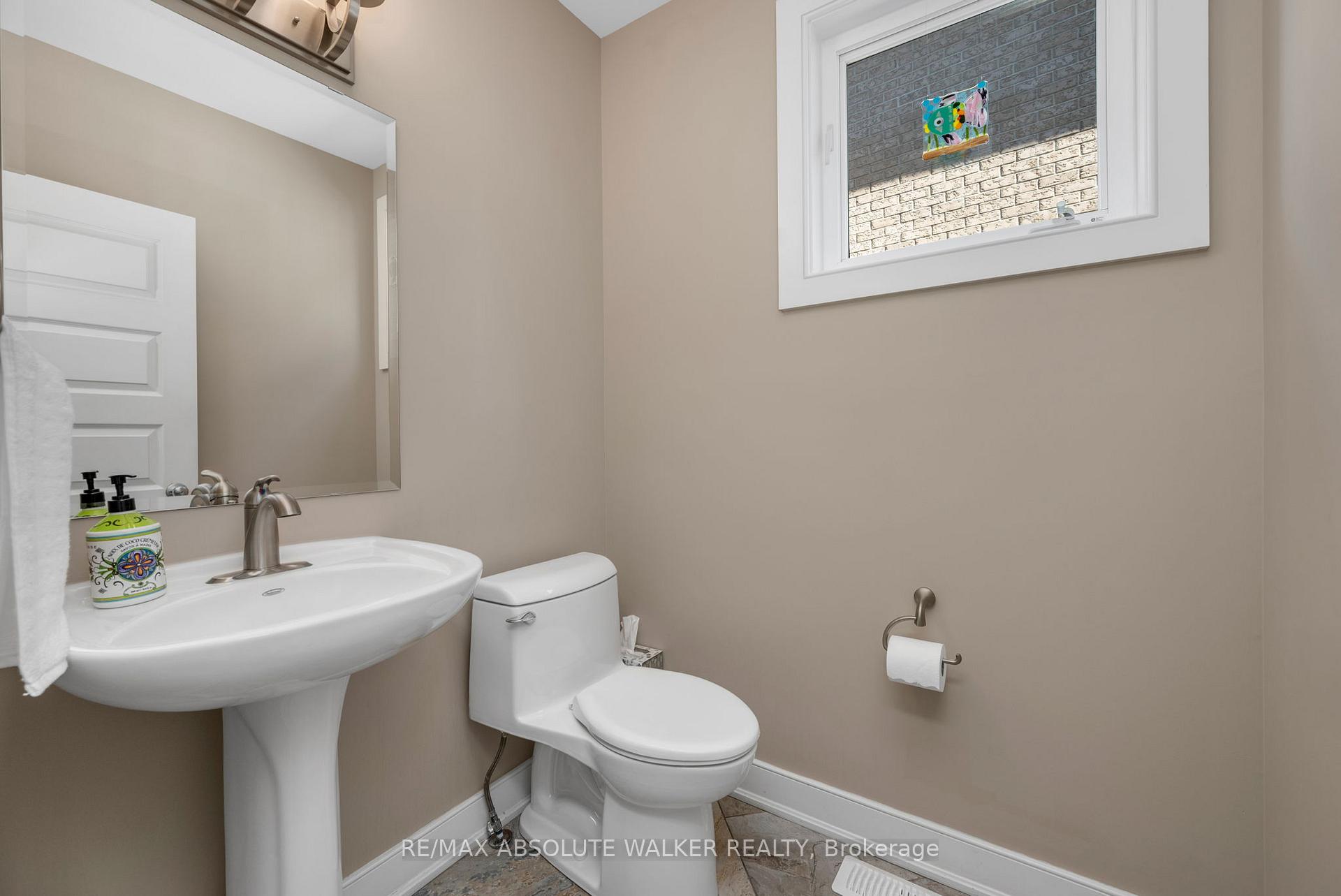 Photo 18 of 241 Madhu Crescent, Ottawa, Mooneys Bay — HOMEH