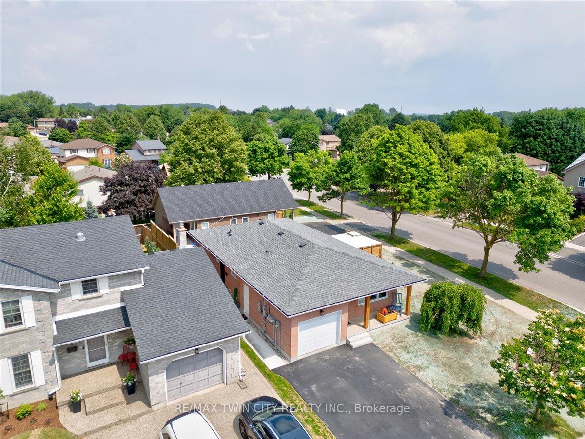 Photo 1 of 2 Pipers Green Court, Kitchener — HOMEH