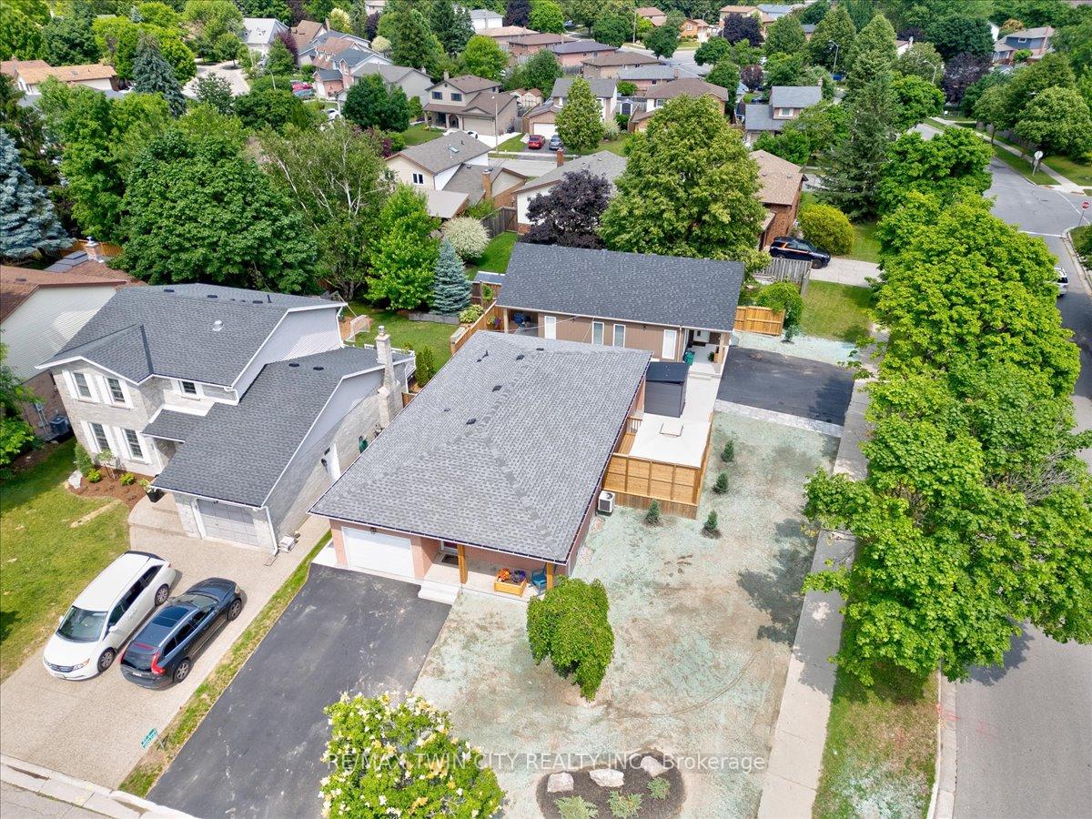 Photo 2 of 2 Pipers Green Court, Kitchener — HOMEH