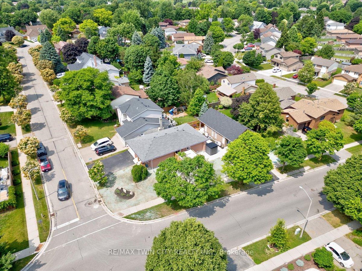 Photo 3 of 2 Pipers Green Court, Kitchener — HOMEH