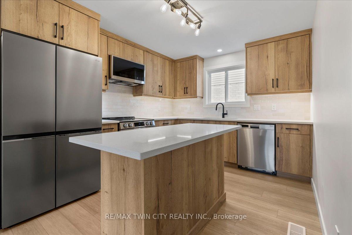 Photo 7 of 2 Pipers Green Court, Kitchener — HOMEH