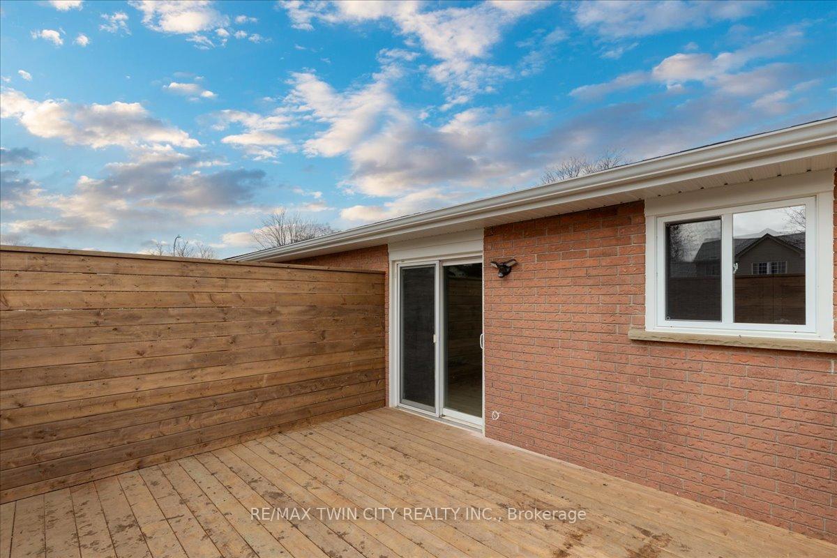 Photo 8 of 2 Pipers Green Court, Kitchener — HOMEH