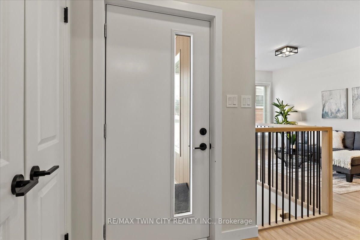 Photo 10 of 2 Pipers Green Court, Kitchener — HOMEH