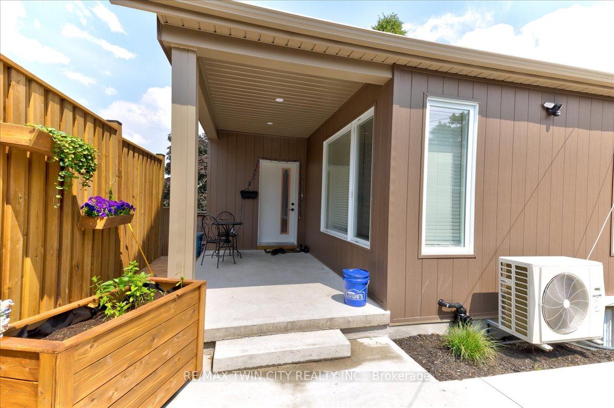 Photo 14 of 2 Pipers Green Court, Kitchener — HOMEH