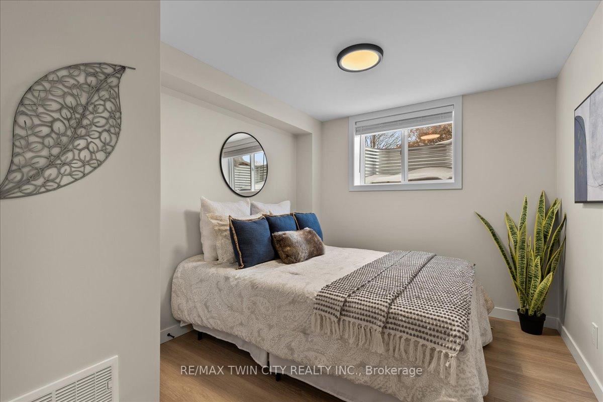 Photo 17 of 2 Pipers Green Court, Kitchener — HOMEH