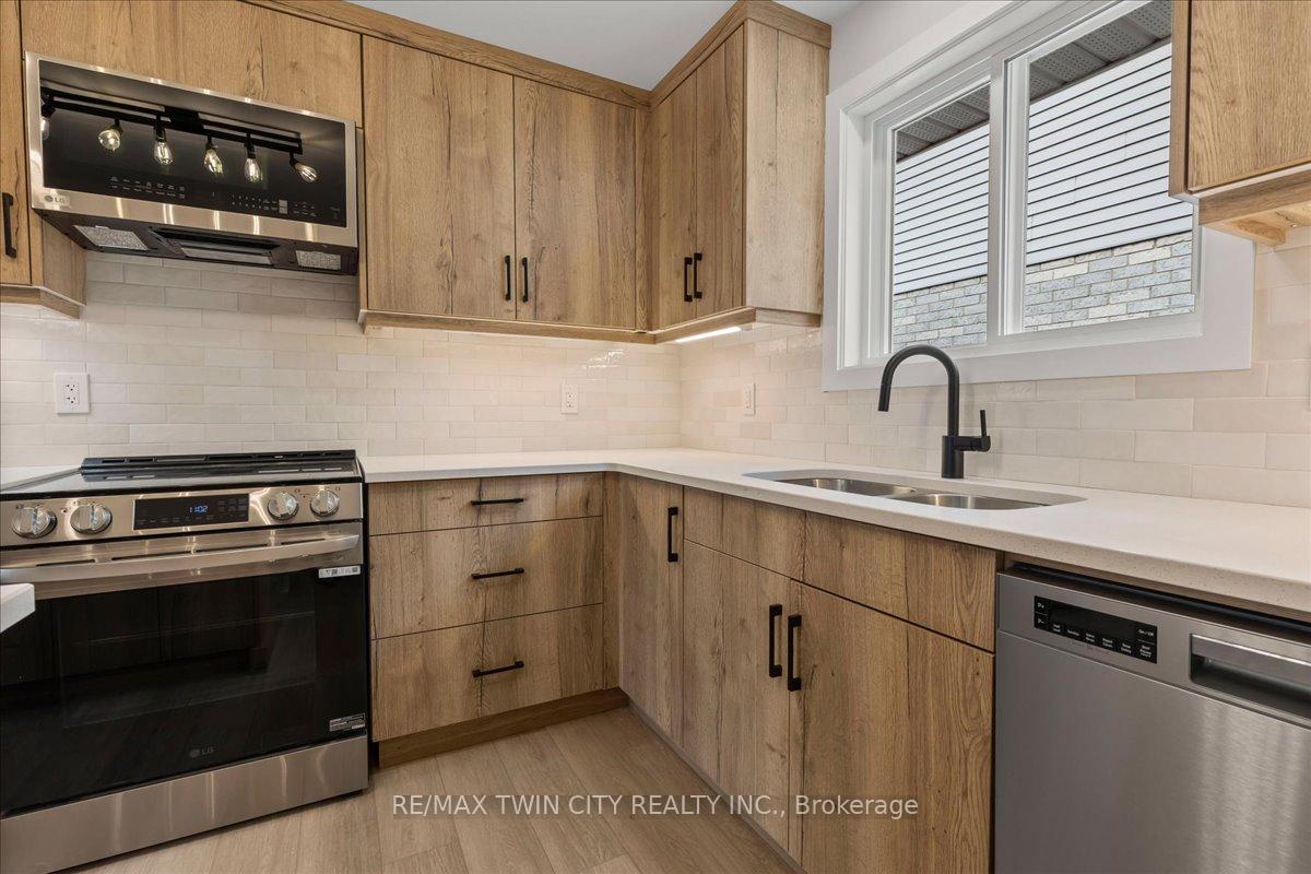 Photo 19 of 2 Pipers Green Court, Kitchener — HOMEH