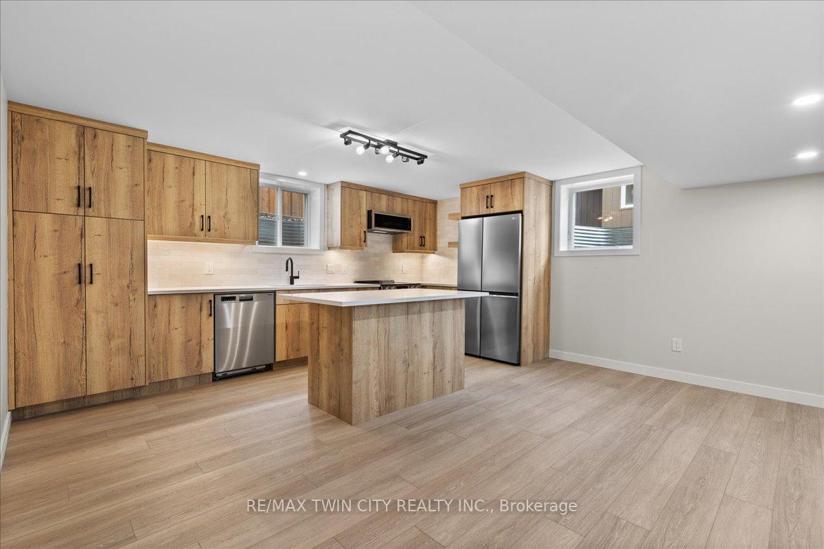 Photo 21 of 2 Pipers Green Court, Kitchener — HOMEH