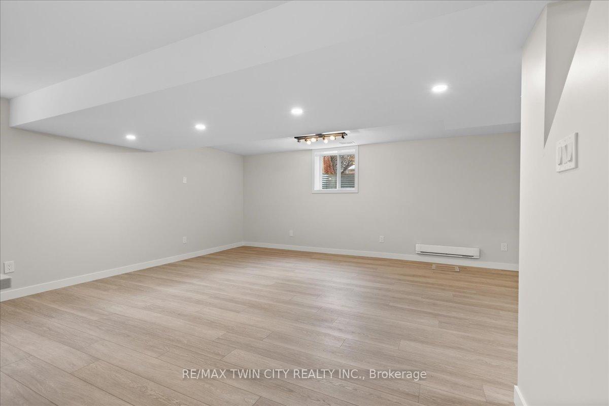 Photo 23 of 2 Pipers Green Court, Kitchener — HOMEH