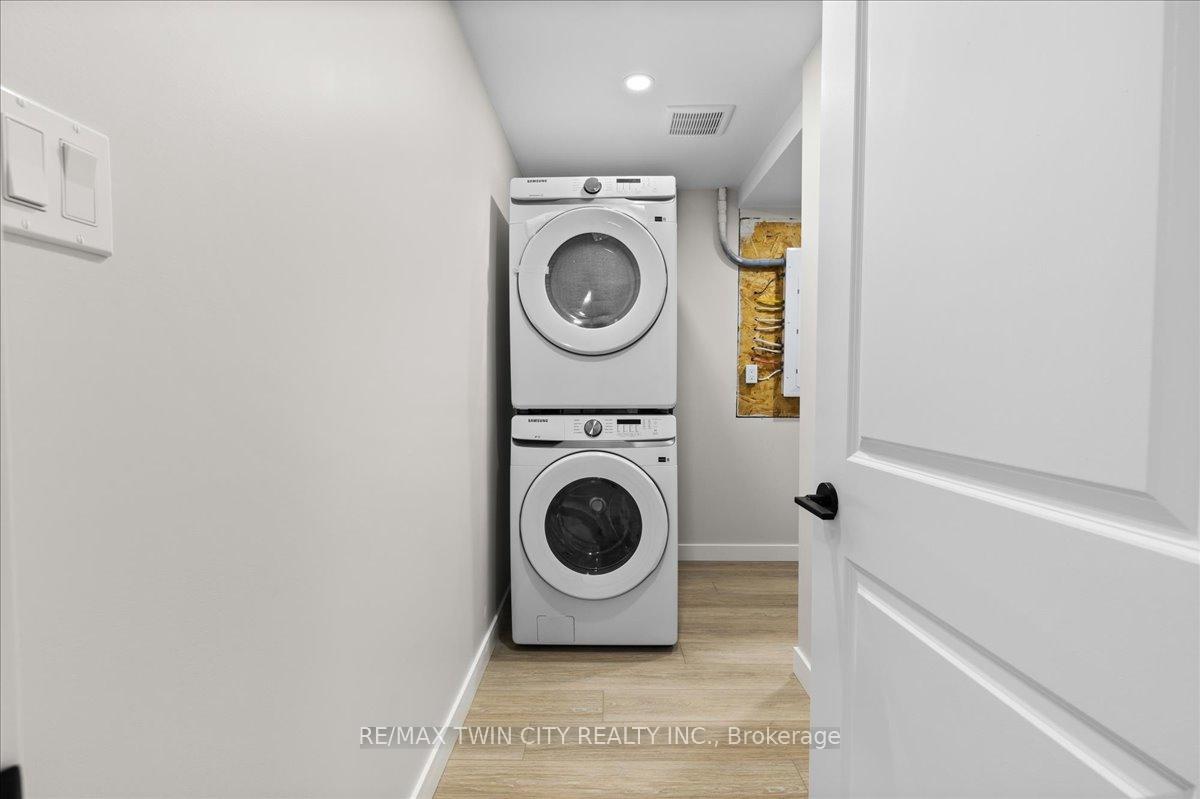 Photo 24 of 2 Pipers Green Court, Kitchener — HOMEH