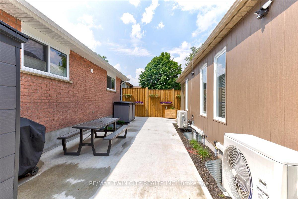 Photo 26 of 2 Pipers Green Court, Kitchener — HOMEH
