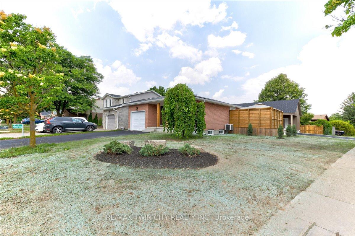 Photo 29 of 2 Pipers Green Court, Kitchener — HOMEH