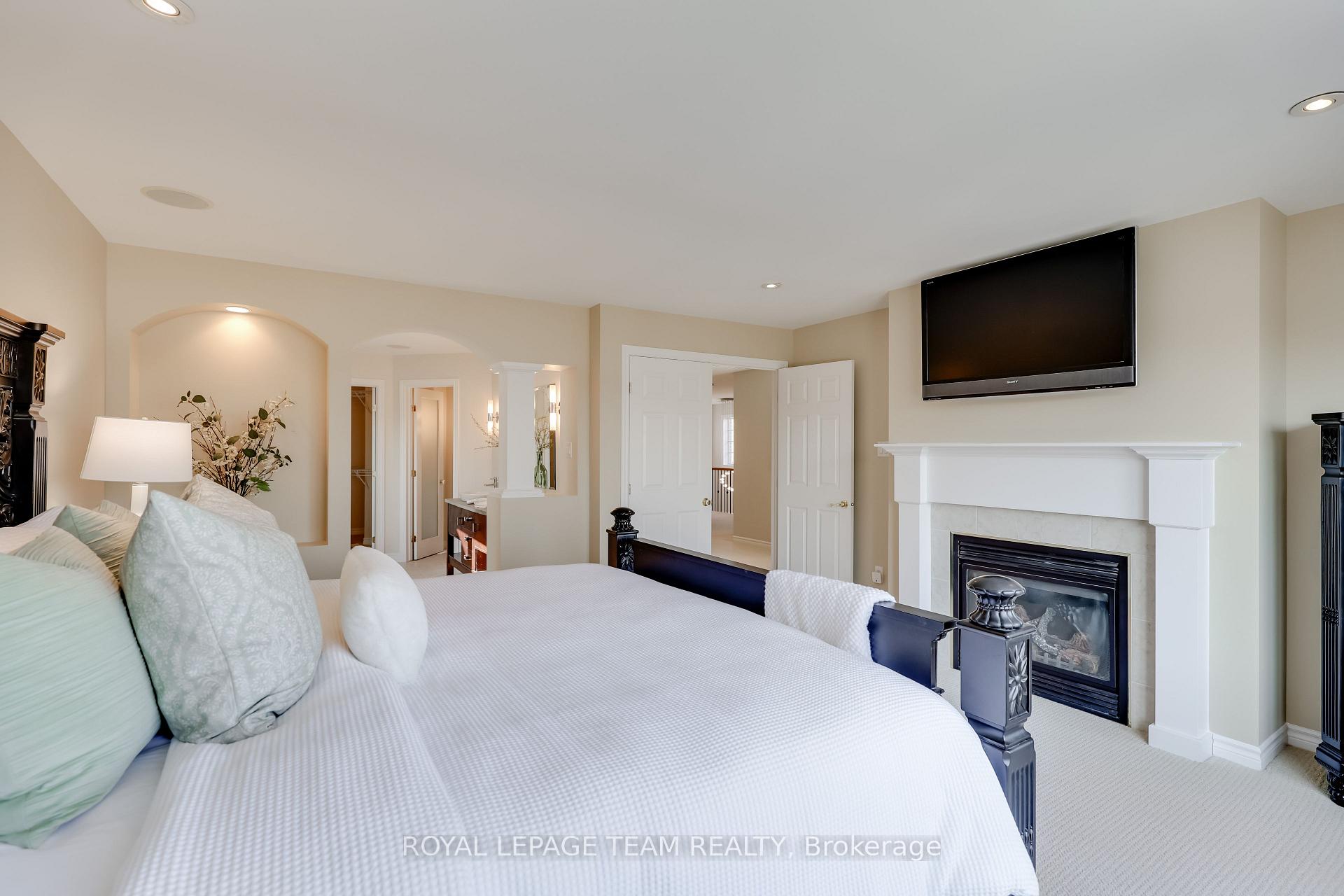 Photo 32 of 665 Kochar Drive, Ottawa, Mooneys Bay — HOMEH