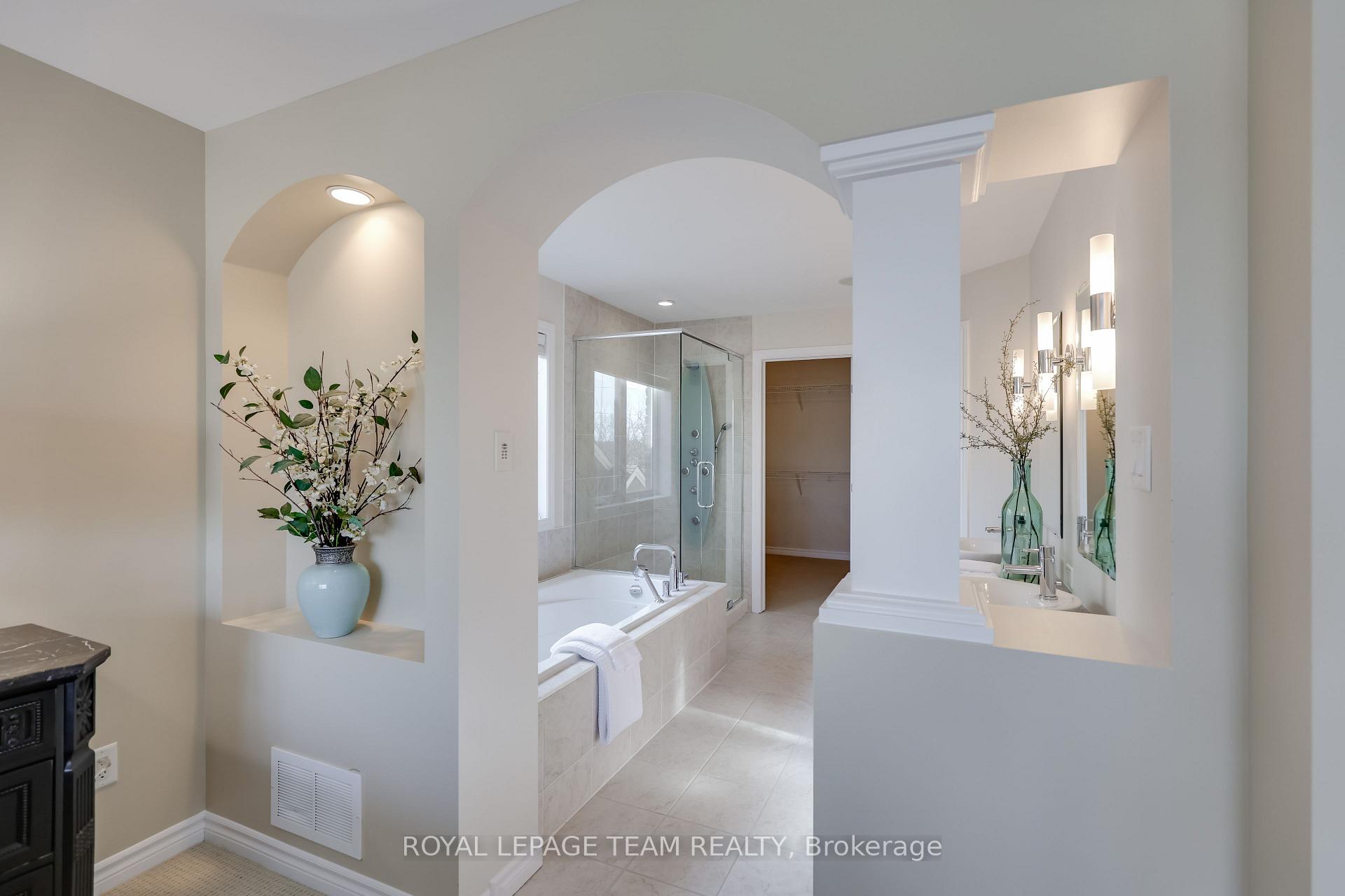 Photo 33 of 665 Kochar Drive, Ottawa, Mooneys Bay — HOMEH
