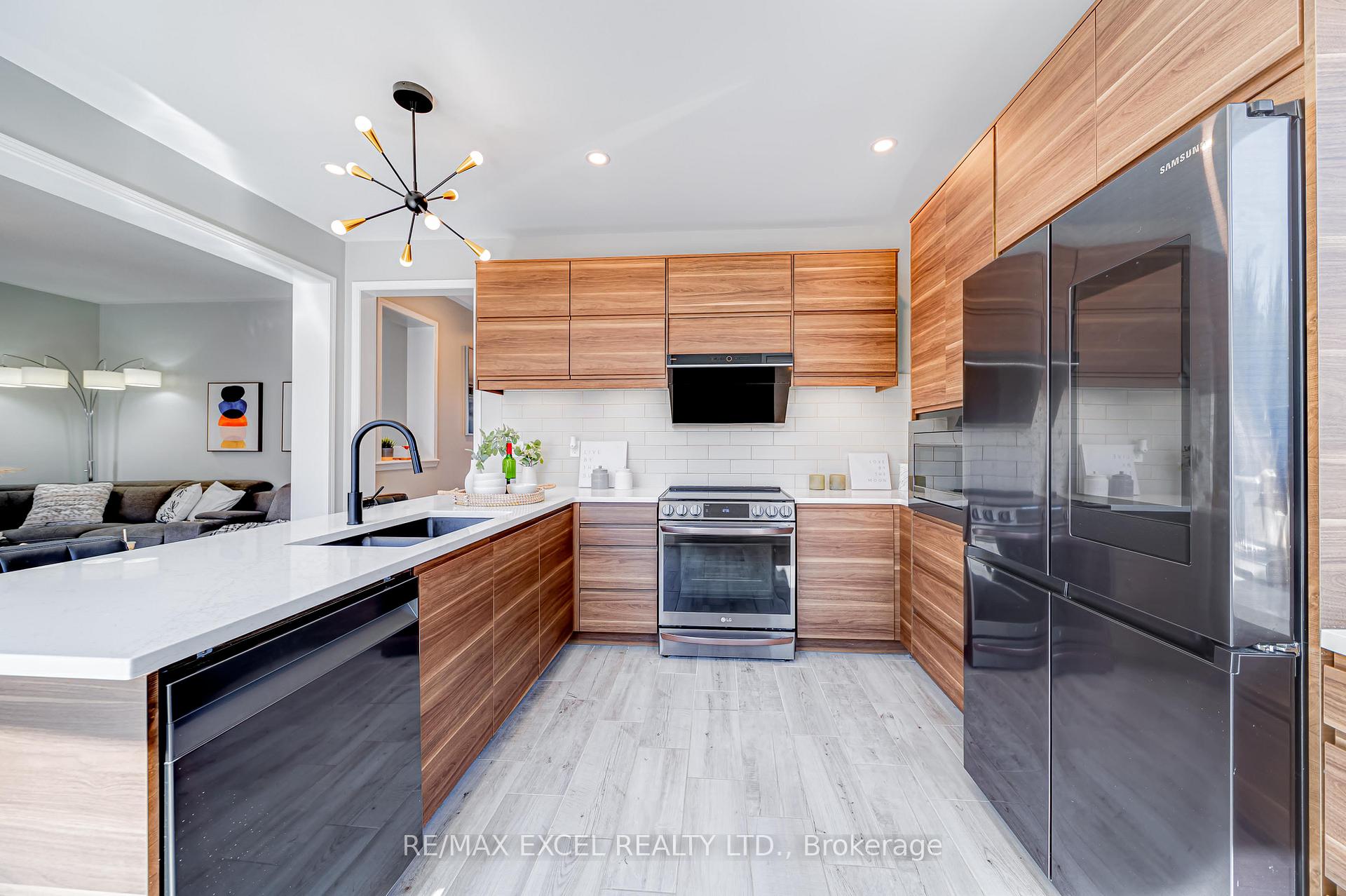 Photo 9 of 99 James Parrott Avenue, Markham, Wismer — HOMEH