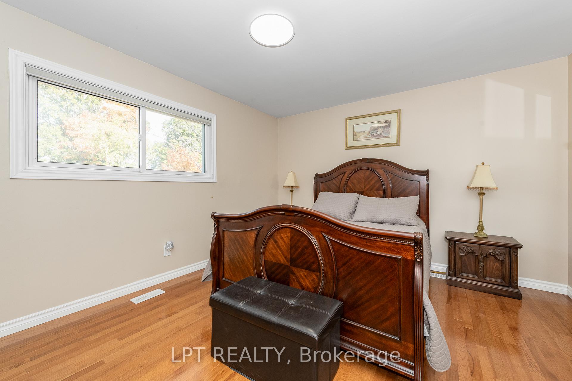 Photo 18 of 859 Griffith Way, Ottawa, Courtland Park — HOMEH