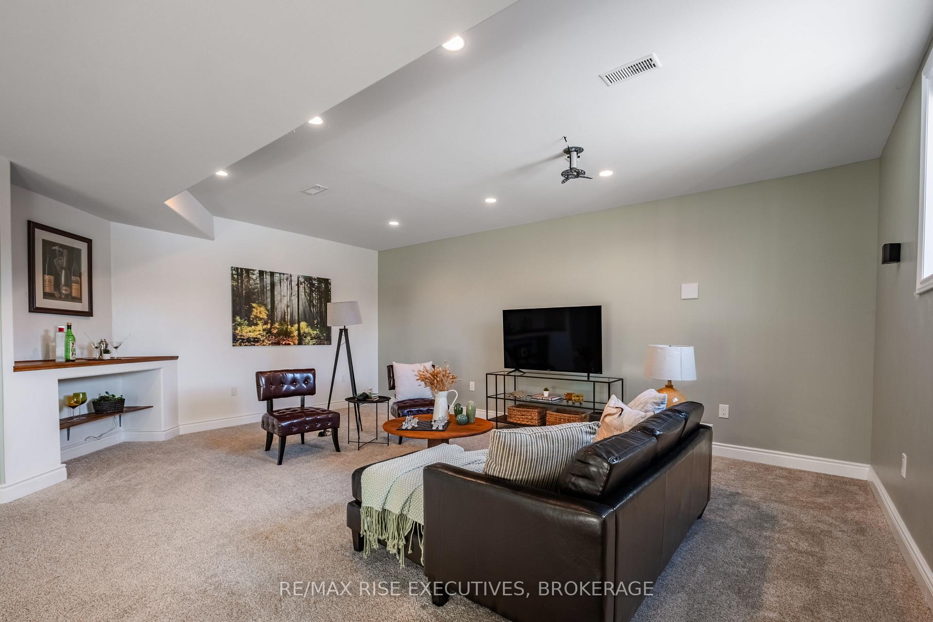 Photo 37 of 734 Kananaskis Drive, Kingston, City Northwest — HOMEH