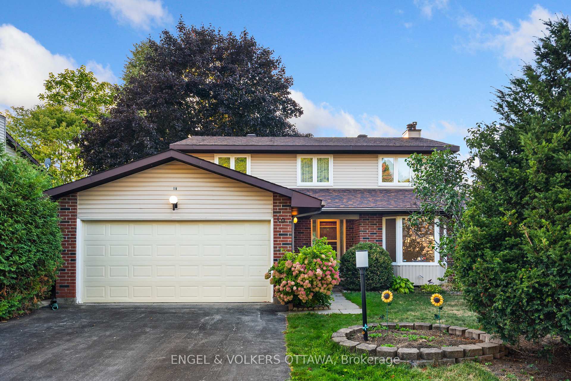 Photo 1 of 19 McClure Crescent, Ottawa, Kanata - Katimavik — HOMEH