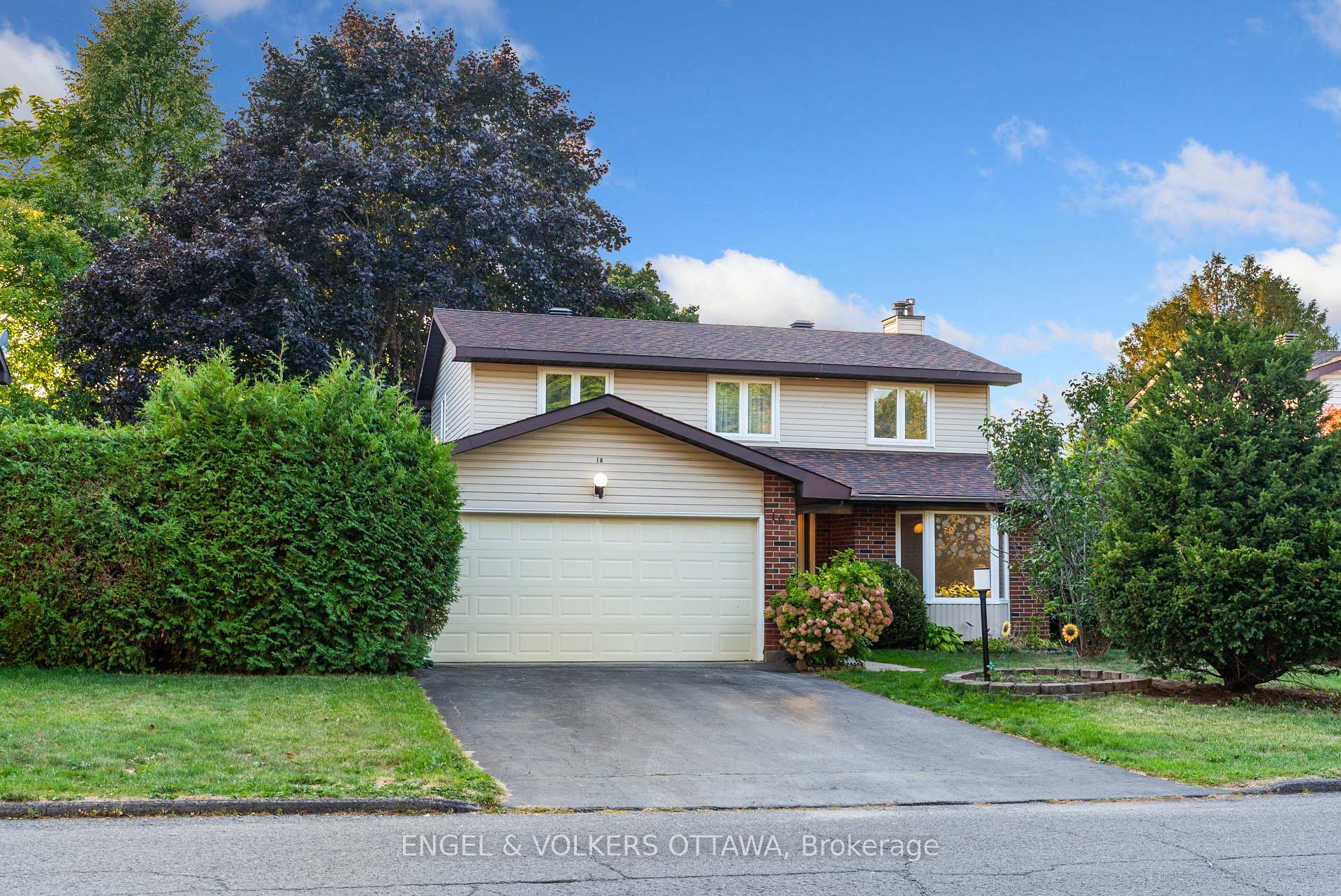 Photo 2 of 19 McClure Crescent, Ottawa, Kanata - Katimavik — HOMEH