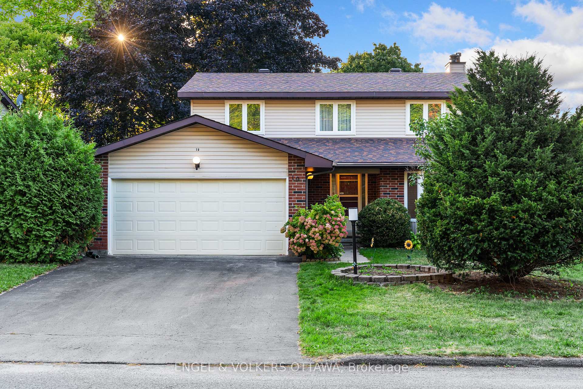 Photo 3 of 19 McClure Crescent, Ottawa, Kanata - Katimavik — HOMEH