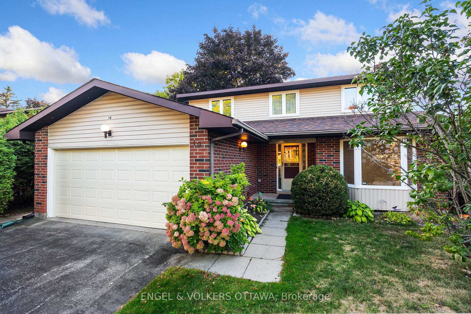 Photo 4 of 19 McClure Crescent, Ottawa, Kanata - Katimavik — HOMEH