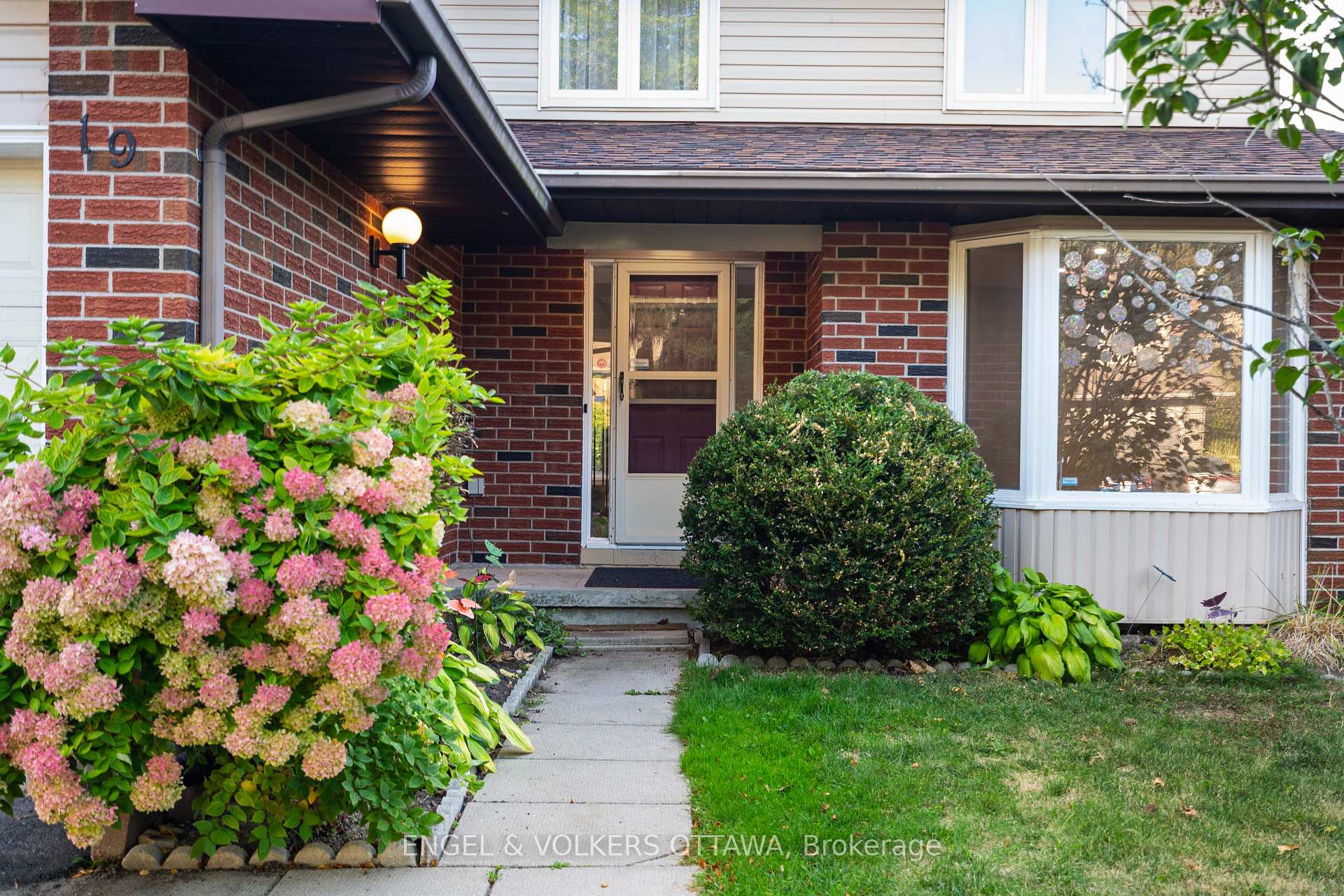Photo 5 of 19 McClure Crescent, Ottawa, Kanata - Katimavik — HOMEH
