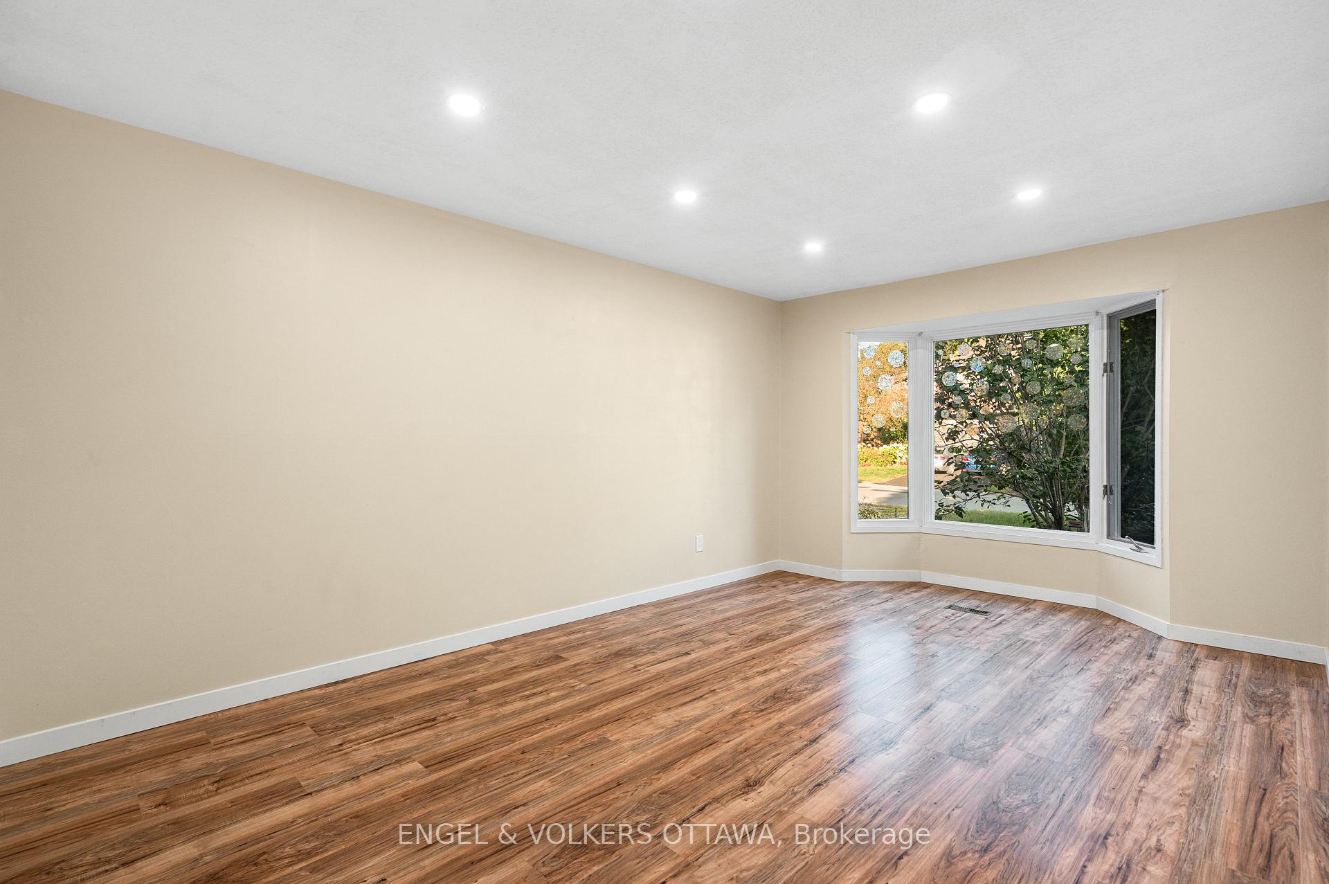 Photo 9 of 19 McClure Crescent, Ottawa, Kanata - Katimavik — HOMEH