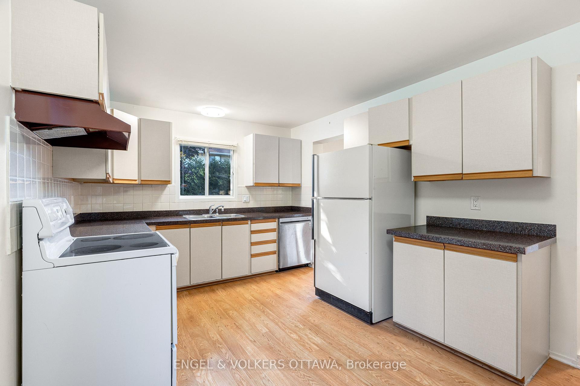 Photo 14 of 19 McClure Crescent, Ottawa, Kanata - Katimavik — HOMEH