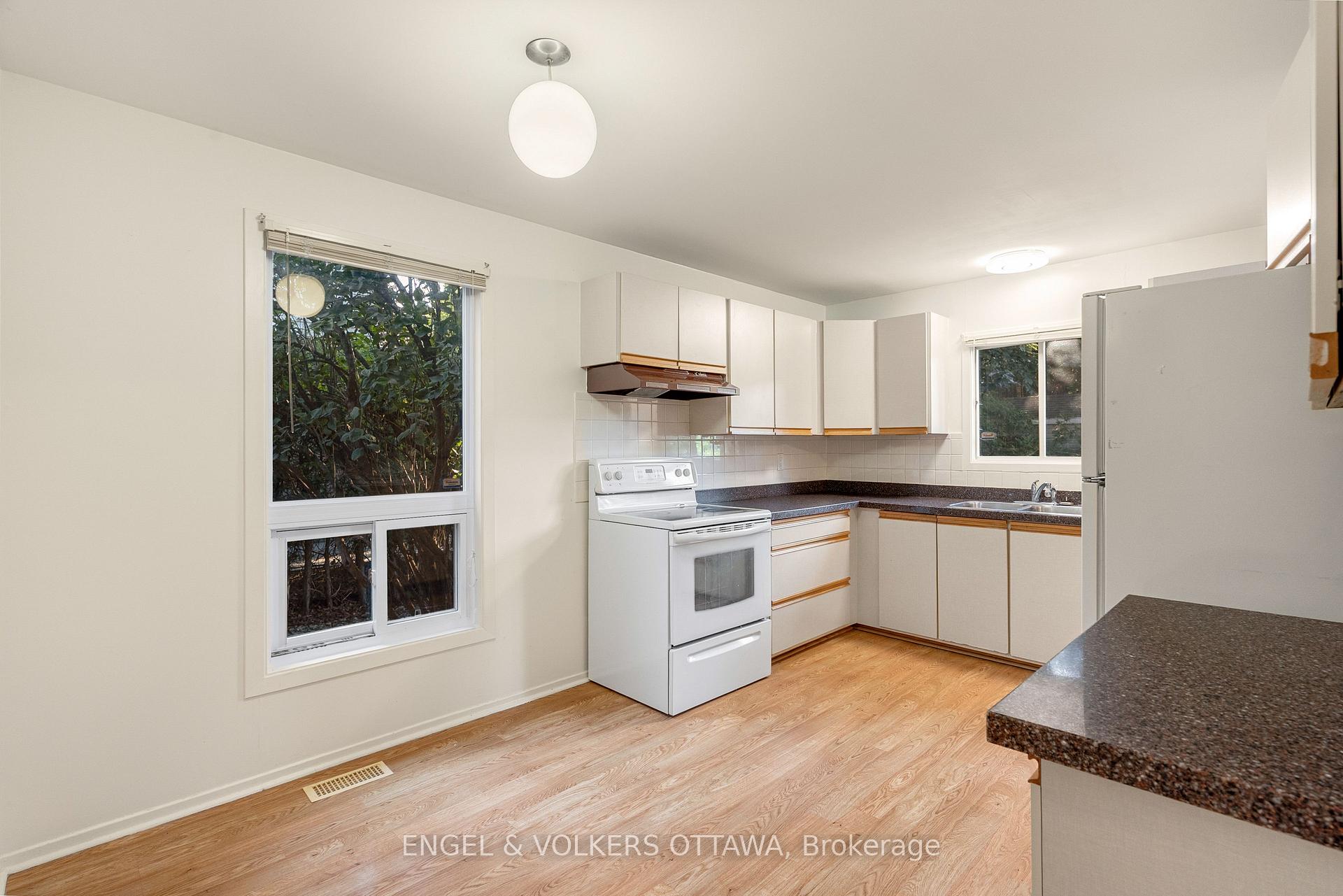 Photo 15 of 19 McClure Crescent, Ottawa, Kanata - Katimavik — HOMEH
