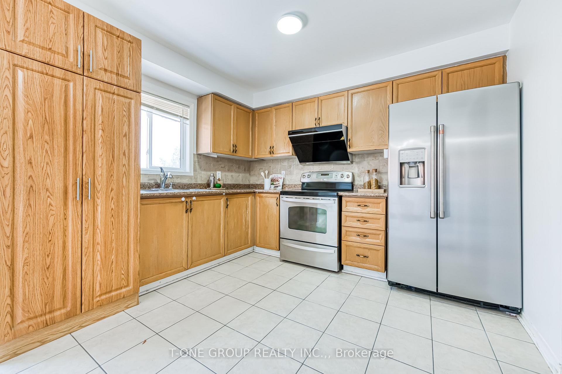 Photo 7 of 282 Doubtfire Crescent, Markham, Middlefield — HOMEH